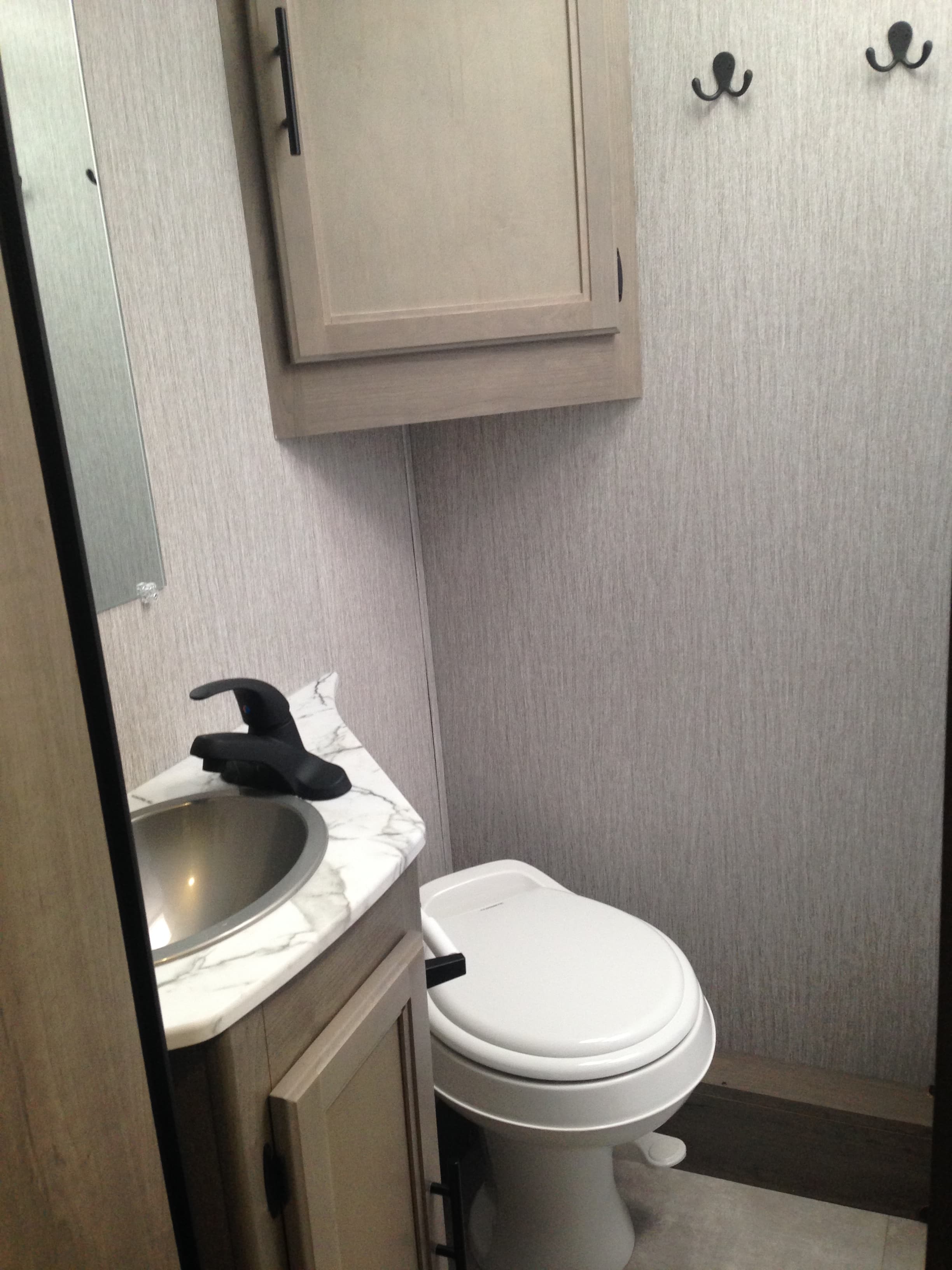 30 Bunkhouse Motorhome Rental PA Bathroom